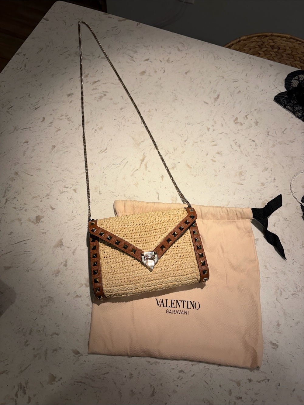 Valentino Garavani Beige Straw and Brown Rockstud crossbody - Picture 6 of 8